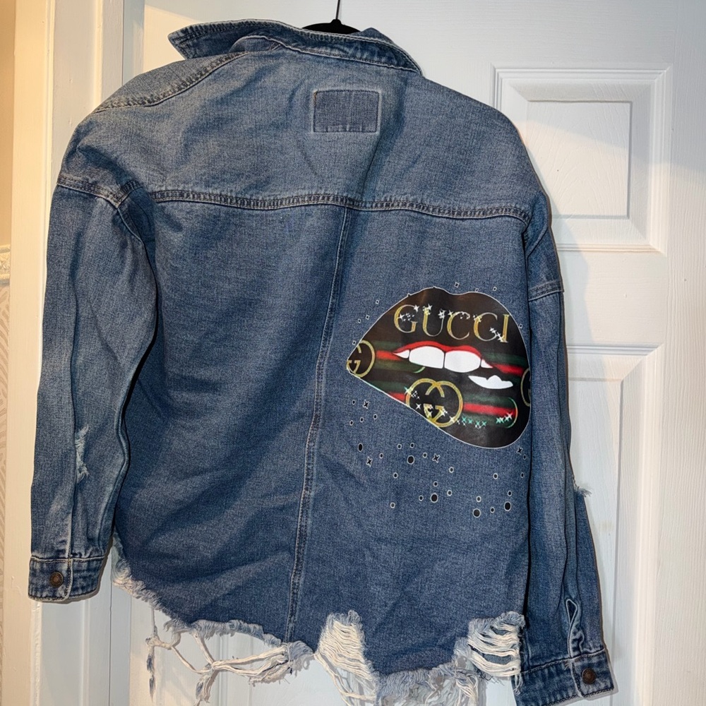 New Graphic Lip Patch Distressed Denim Jacket - Blue